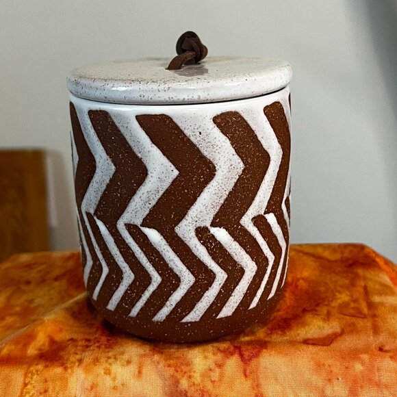 Handmade White &Terra Cotta Textured Zig Zag Pottery Canister with Lid - Picture 2 of 8